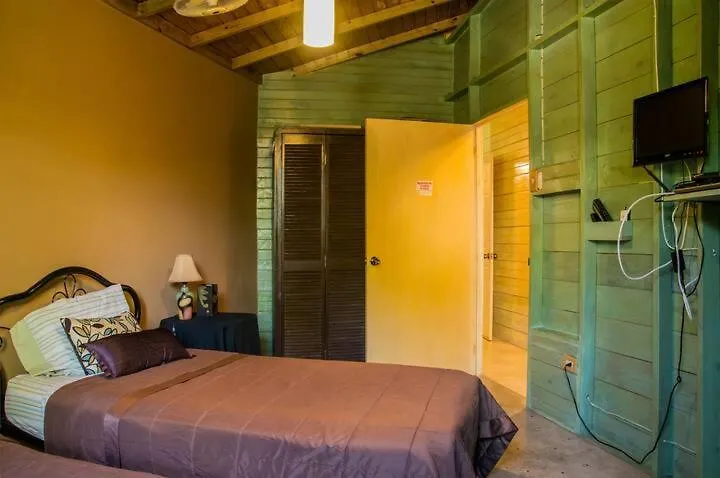 One32 Guesthouse Bejeweled Kingston 0*,  Jamaïque